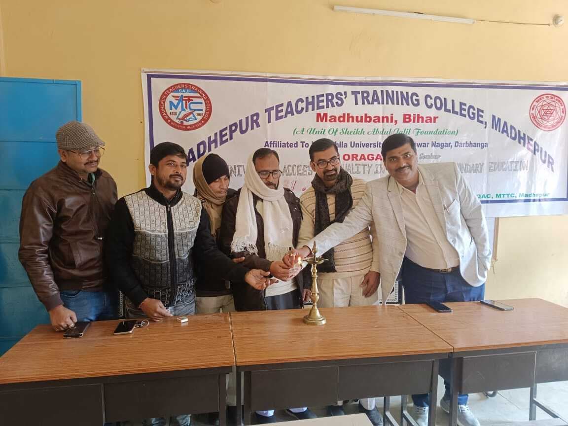 Madhubani News : सेमिनार में प्राथमिक व माध्यमिक शिक्षा पर हुई चर्चा