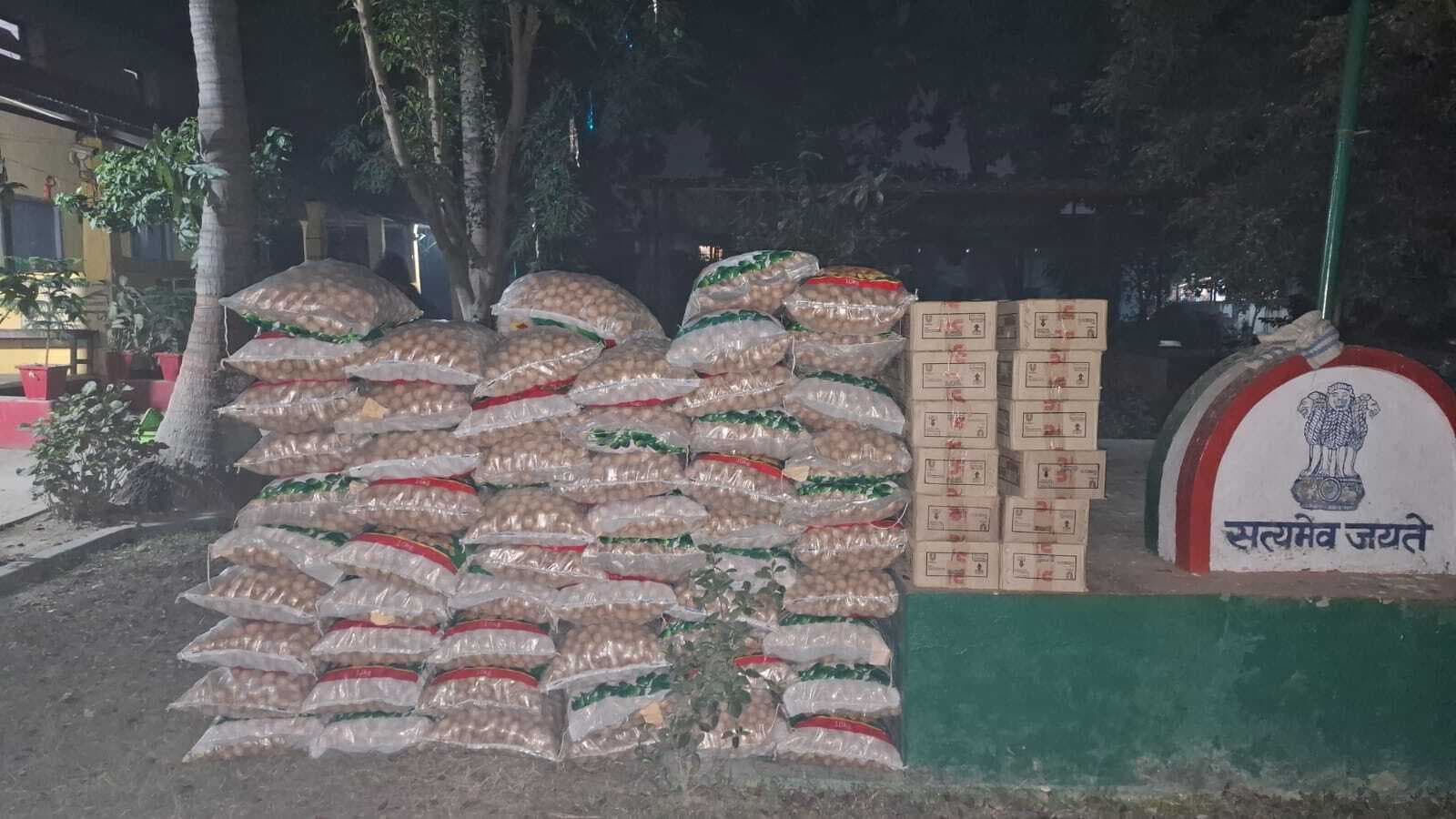 Madhubani News : पुलिस ने 720 किलो नेपाली अखरोट, शैंपू व फेस क्रीम किया जब्त