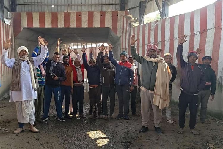 Madhubani News : अंडर पास में जलजमाव होने पर भड़के ग्रामीण, किया विरोध प्रदर्शन