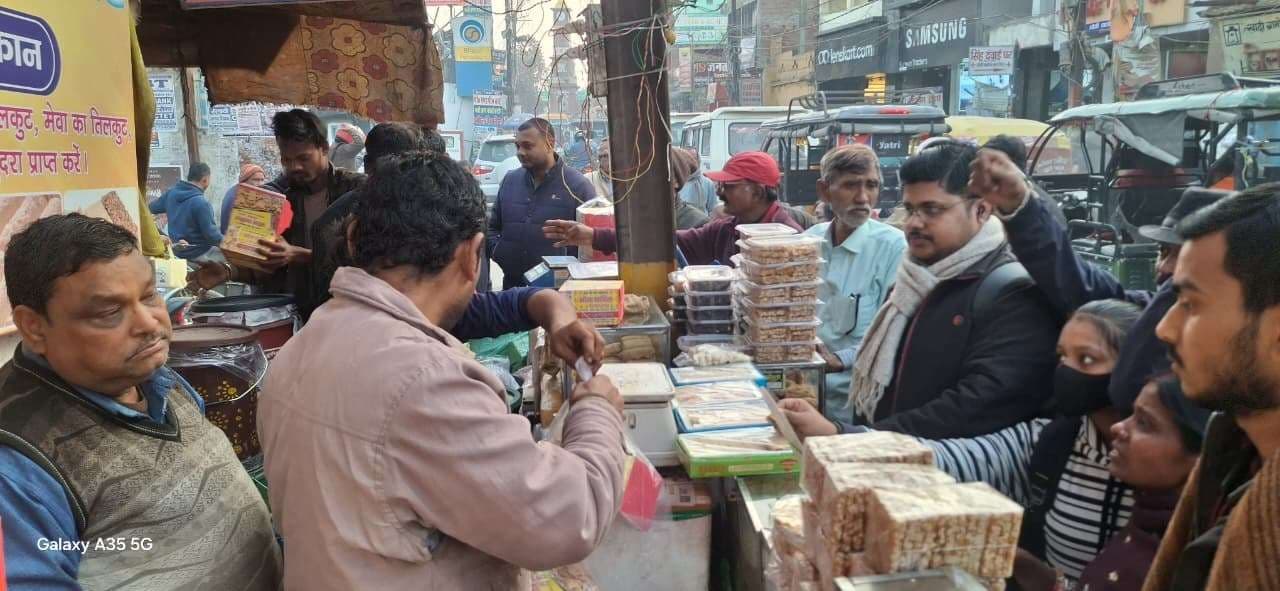 Darbhanga News: फिजा में मिठास घोलती रही गुड़ की चाशनी, तिल की सोंधी खुशबू से सुवासित होता रहा वातावरण