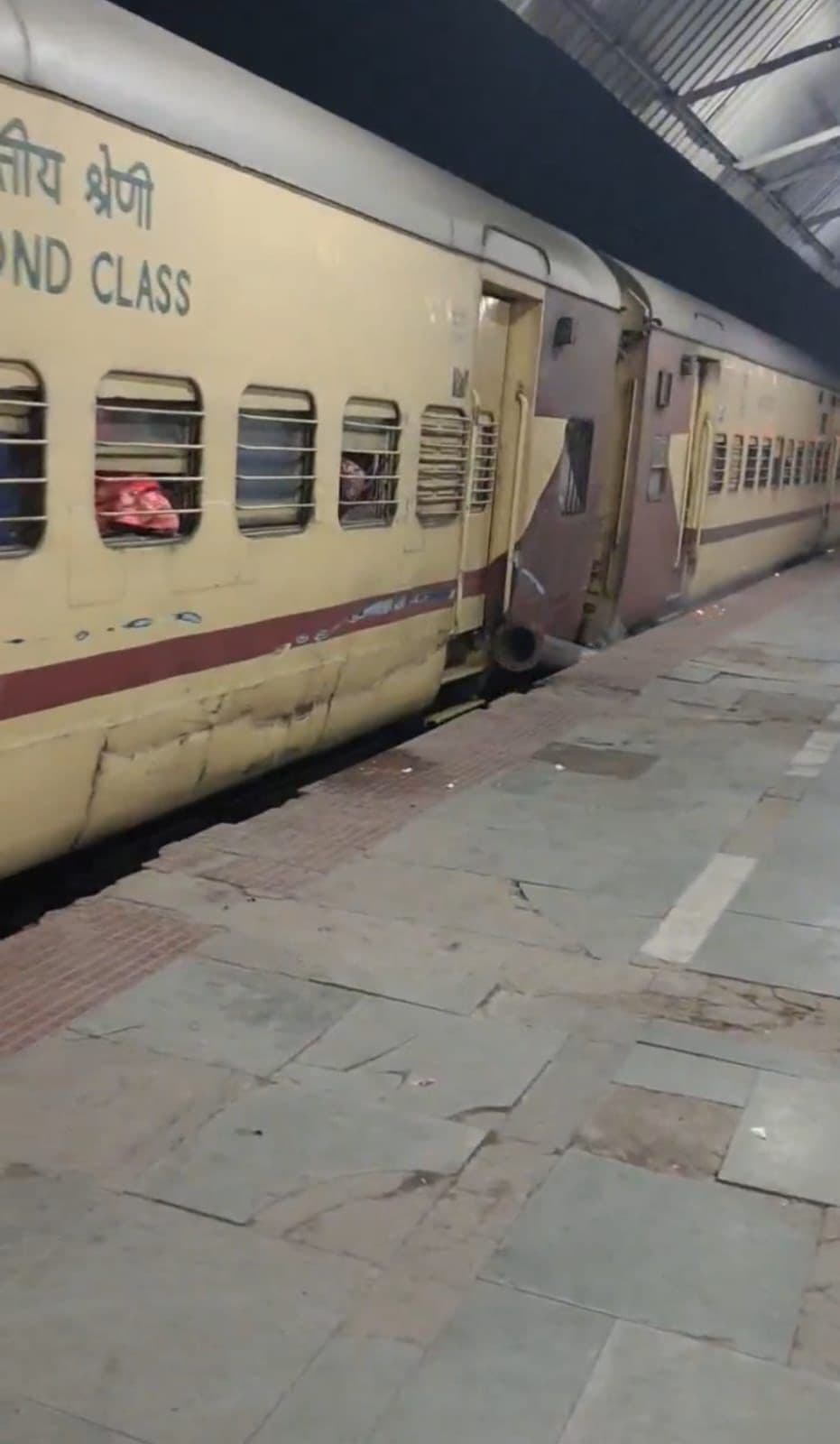 JAYNAGAR HOWRAH EXPRESS : 140 मीटर तक ट्रेन के साथ घसीटते रहा लोहा का हाइड्रेंट पाइप,वरीय अनुभाग अभियंता को निलंबित