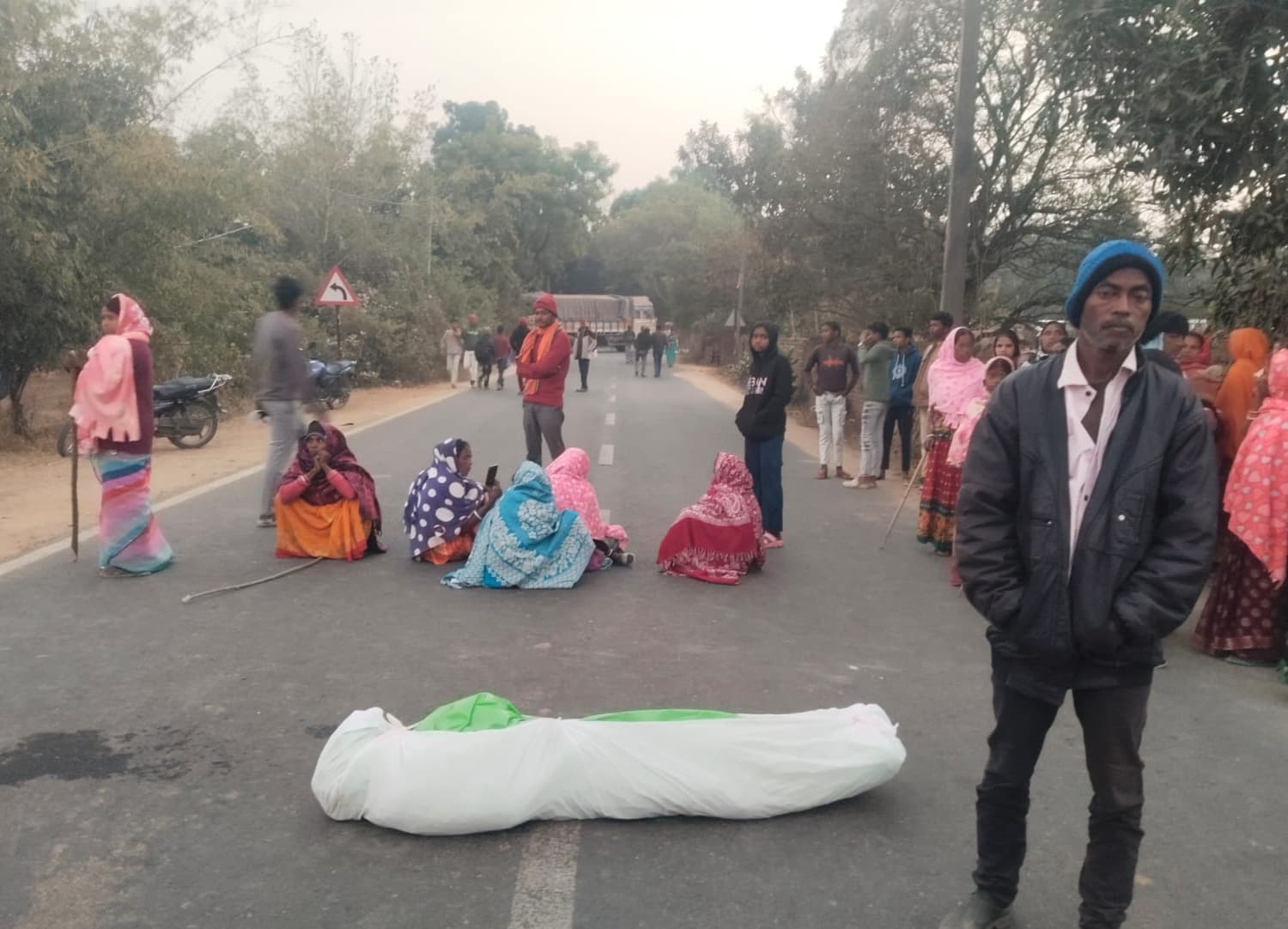 Giridih News : मुआवजे के लिए शव के साथ परिजनों ने की सड़क जाम