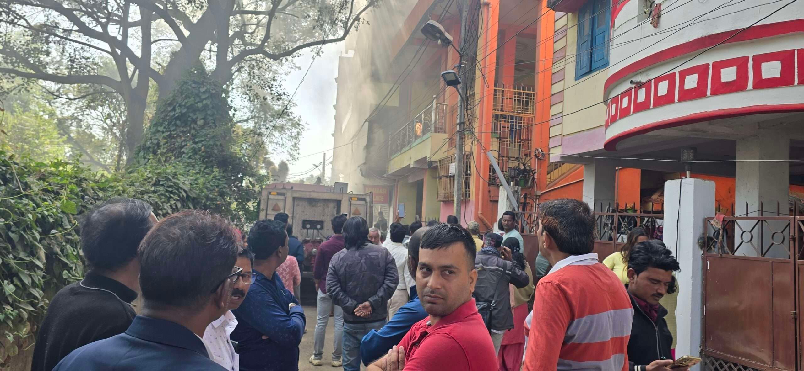 Chaibasa News : शॉर्ट सर्किट से बनारसी पैलेस साड़ी दुकान में लगी आग, 60 लाख की क्षति