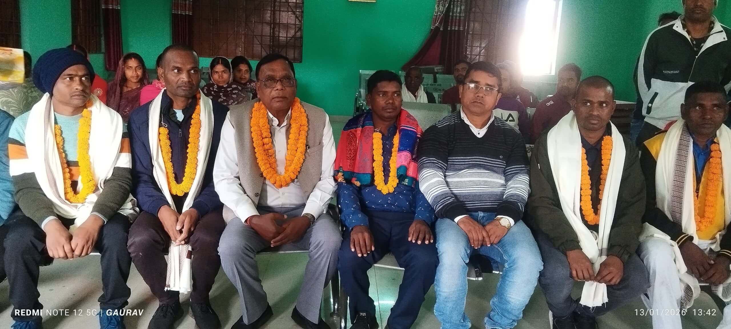 Giridih News : नाइजर से लौटे प्रवासी मजदूरों का दोंदलो में अभिनंदन