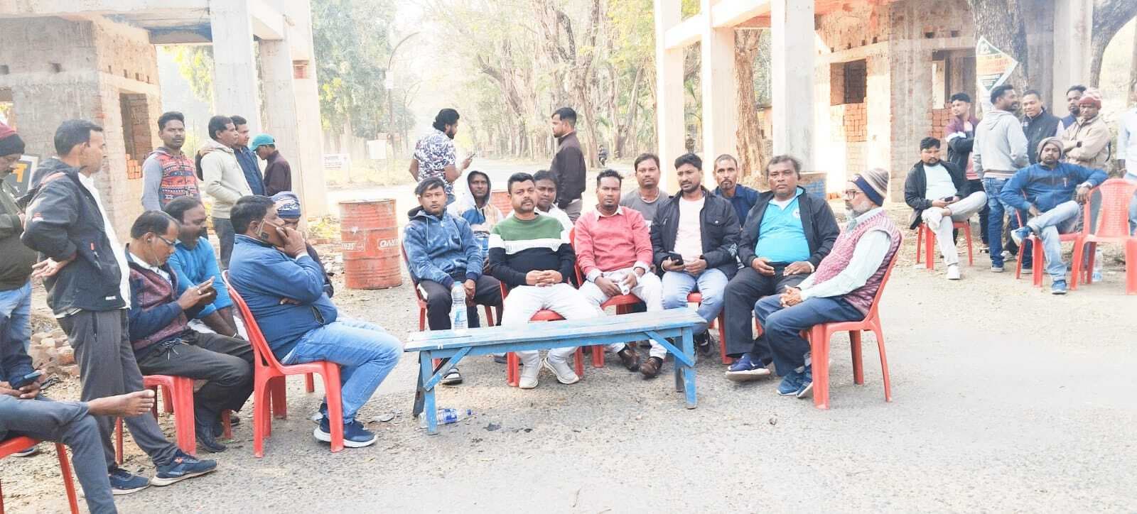 East Singhbhum News : खदान व विभागों में काम ठप, कर्मियों को अंदर जाने से रोका