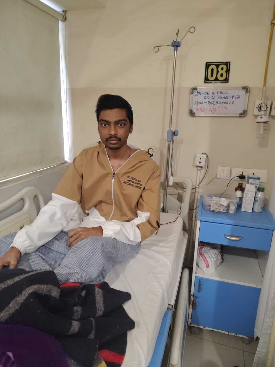 Jamshedpur News : ब्लड कैंसर से जूझ रहे 20 वर्षीय सौरभ को मदद की दरकार, पिता ने शहरवासियों से लगायी गुहार