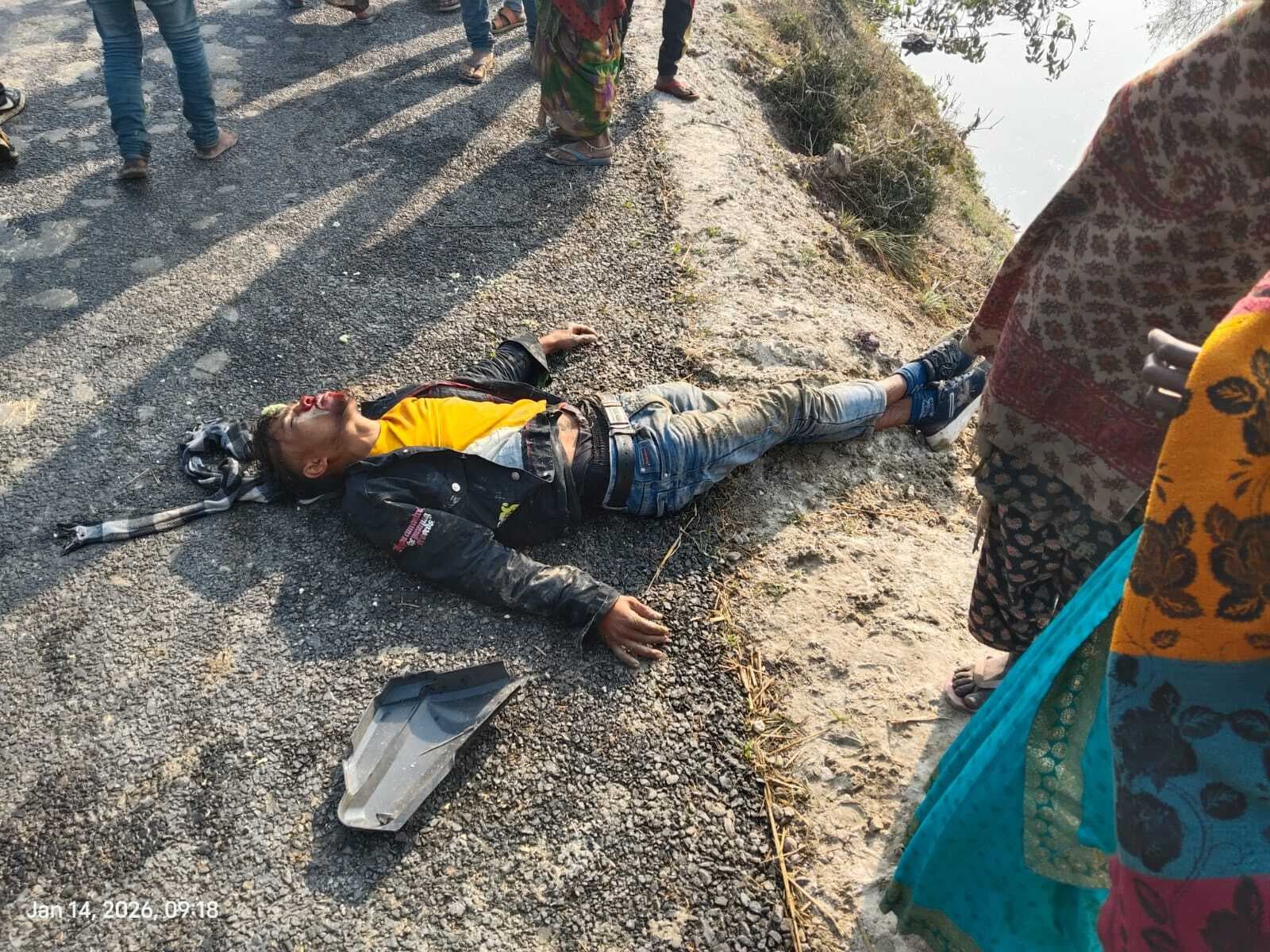 दो बाइकों की टक्कर में तीन युवक घायल