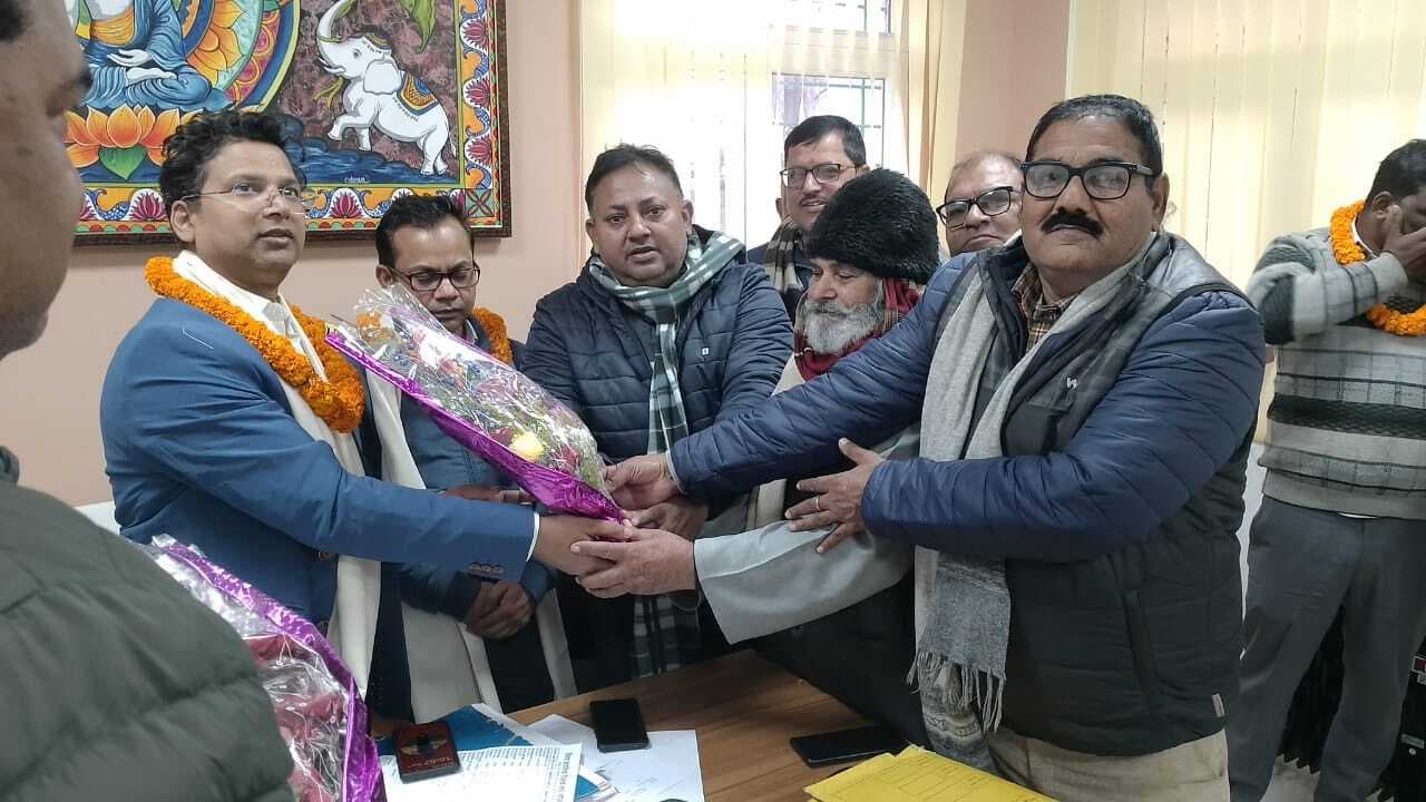 शिक्षकों के एरियर भुगतान में सहयोग पर अधिकारियों व कर्मियों को किया सम्मानित