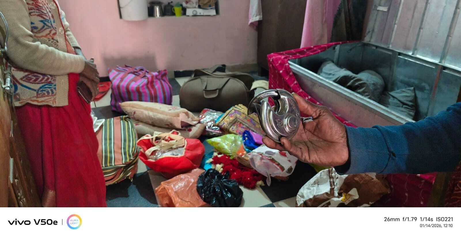 लाखों के जेवर व बर्तन की चोरी