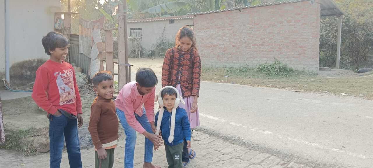 hajipur news. मौसम रहा मेहरबान, दही-चूड़ा खाने के बाद लोगों ने सेंकी धूप