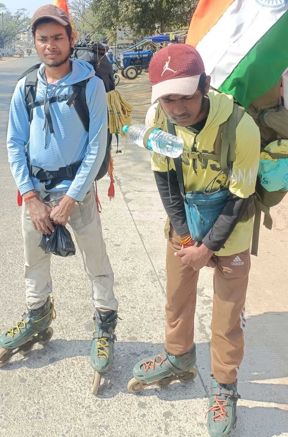 स्केटिंग करते भारत भ्रमण पर निकले युवक तोरपा पहुंचे