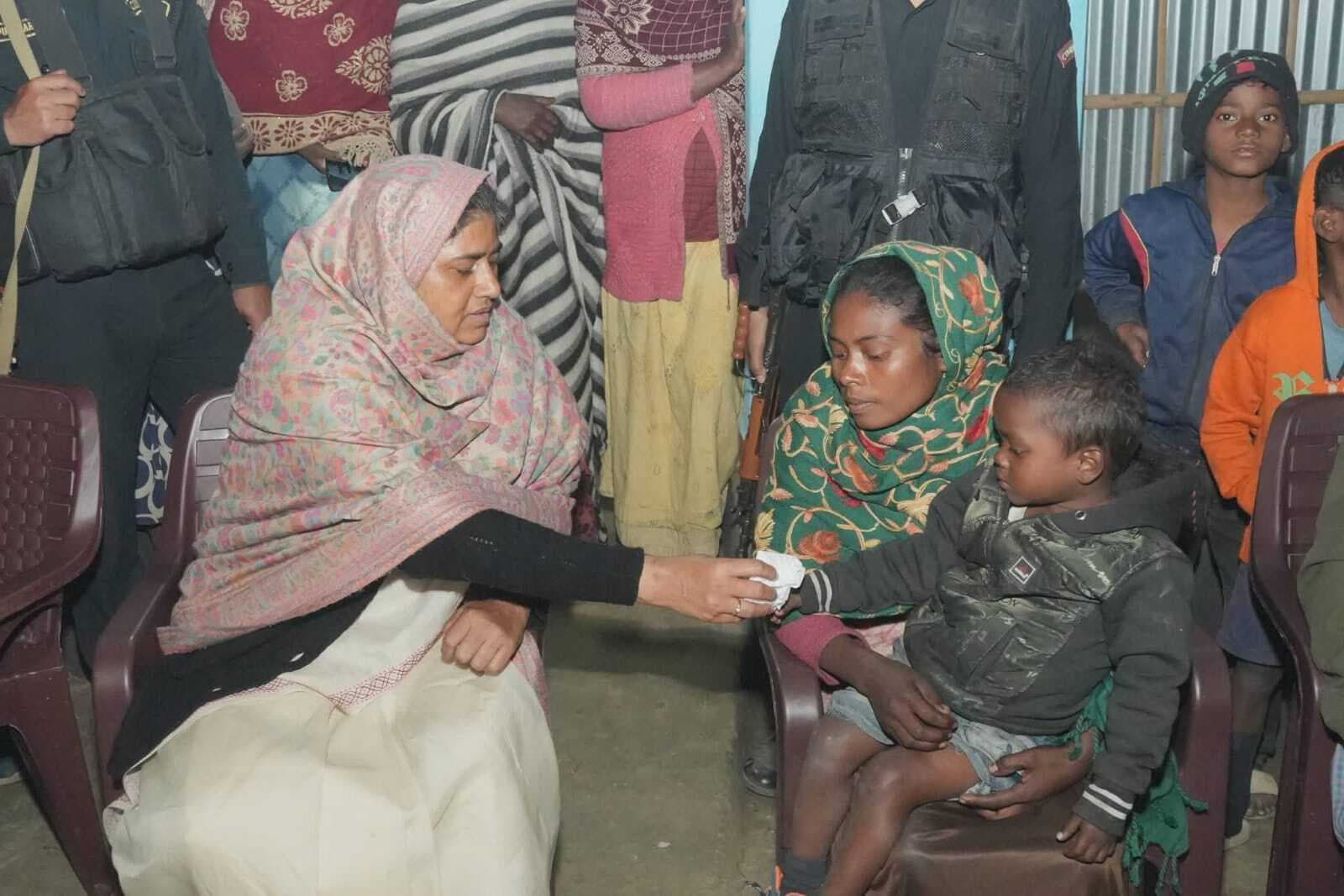 शोकाकुल परिवार से मिलीं मंत्री लेशी सिंह, दी आपदा अनुदान राशि