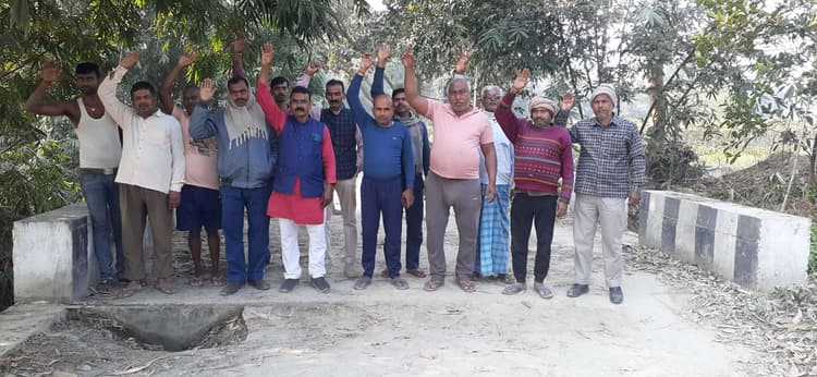 hajipur news. निर्माण के दो साल में ही टूटी सड़क, लोगों ने किया हंगामा