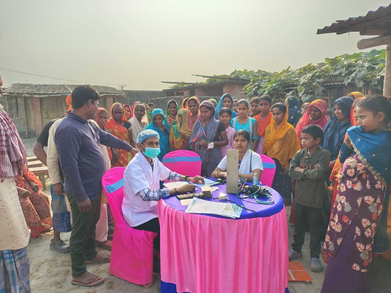 निःशुल्क चिकित्सा शिविर में मरीजों की हुई स्वास्थ्य जांच