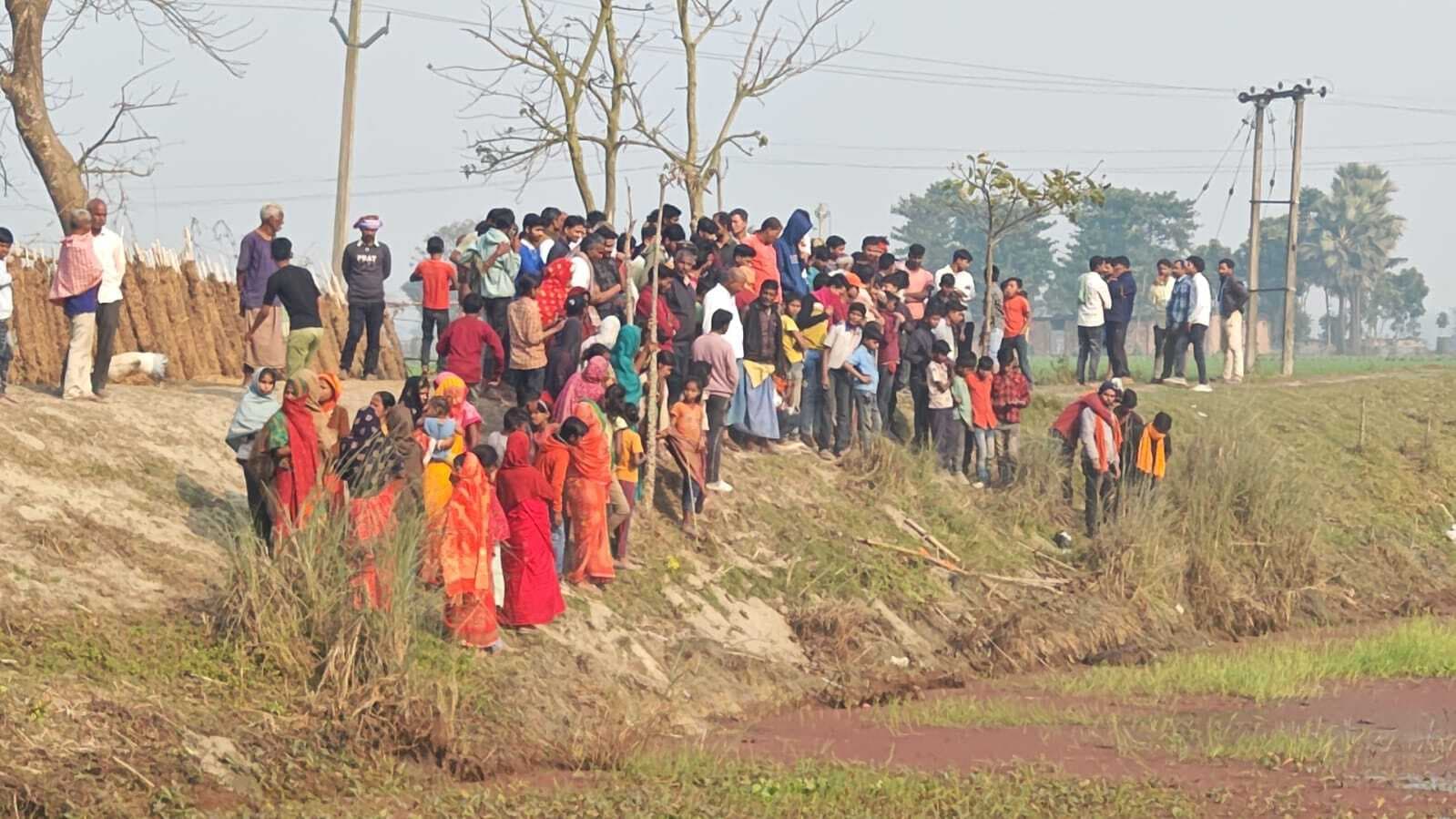 पोखर में अज्ञात युवक का मिला शव, हत्या की आशंका