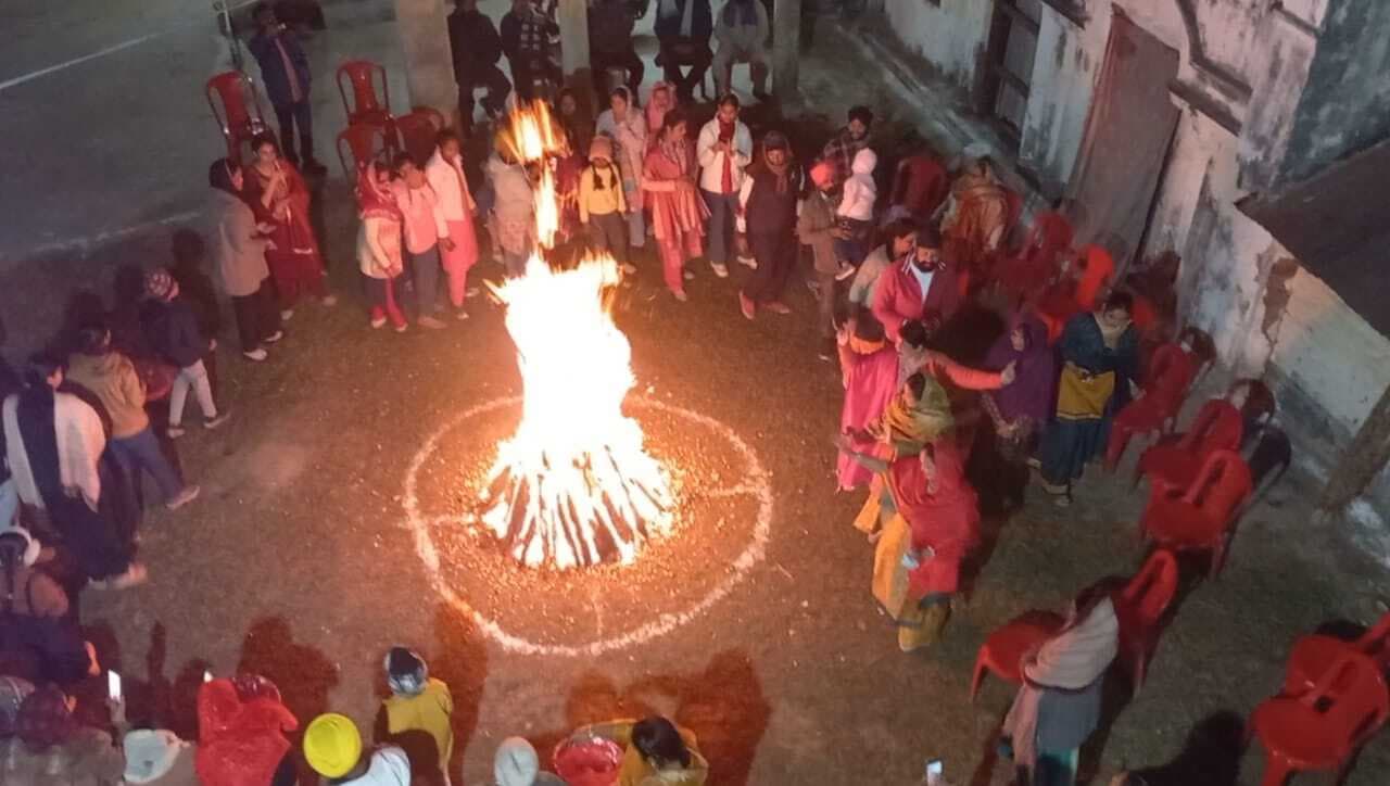 लोहिड़ी तील, गूड़, मूंगफली अग्नि को समर्पित की