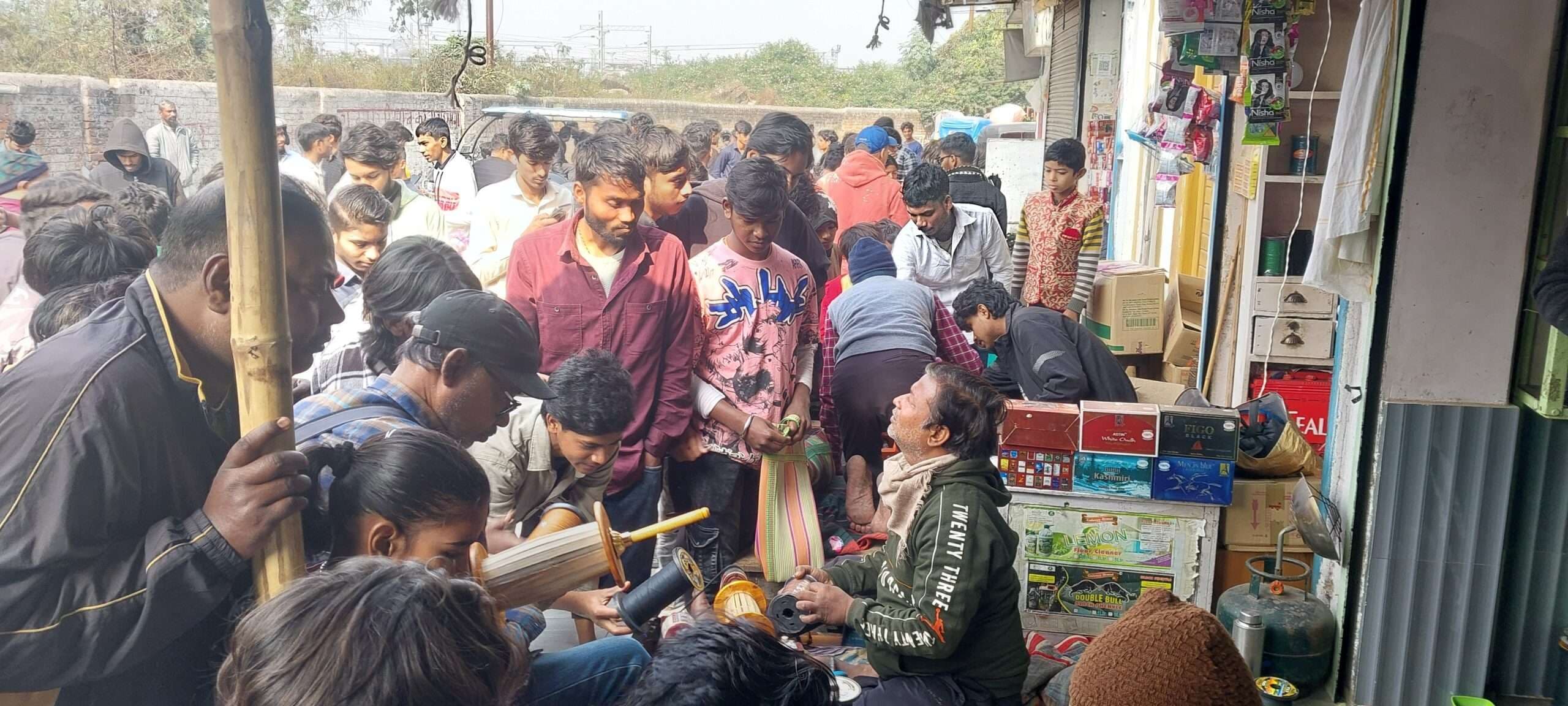 मकर संक्रांति पर लोगों ने दही-चूड़ा के साथ तिलकूट का लिया स्वाद, जमकर की गयी पतंगबाजी