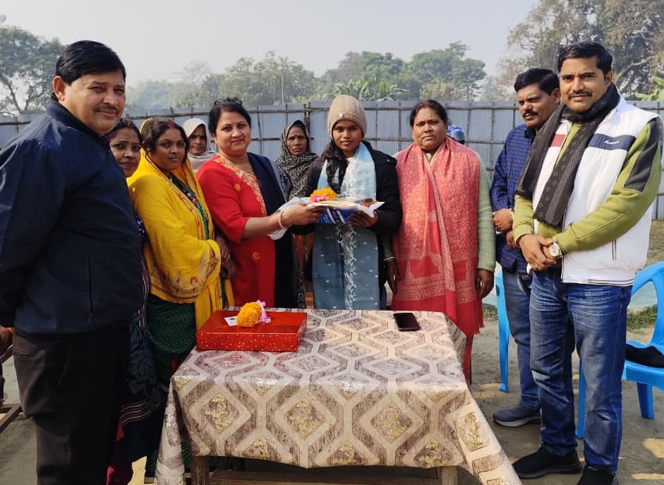 शिक्षिका को दी समारोहपूर्वक विदाई