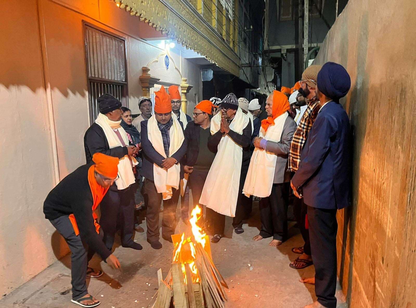 लंगर में डीएम ने प्रसाद परोसकर दिया भाईचारे का परिचय