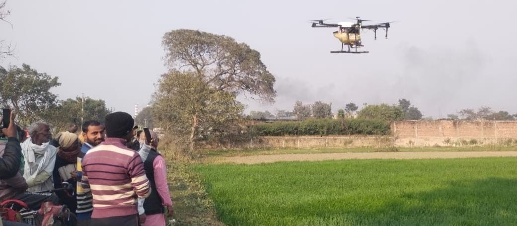 ड्रोन से 400 रुपये की लागत पर 10 मिनट में एक एकड़ खेत में होगा दवाओं का छिड़काव,  सीतामढ़ी जिले के रीगा प्रखंड में हुई शुरुआत