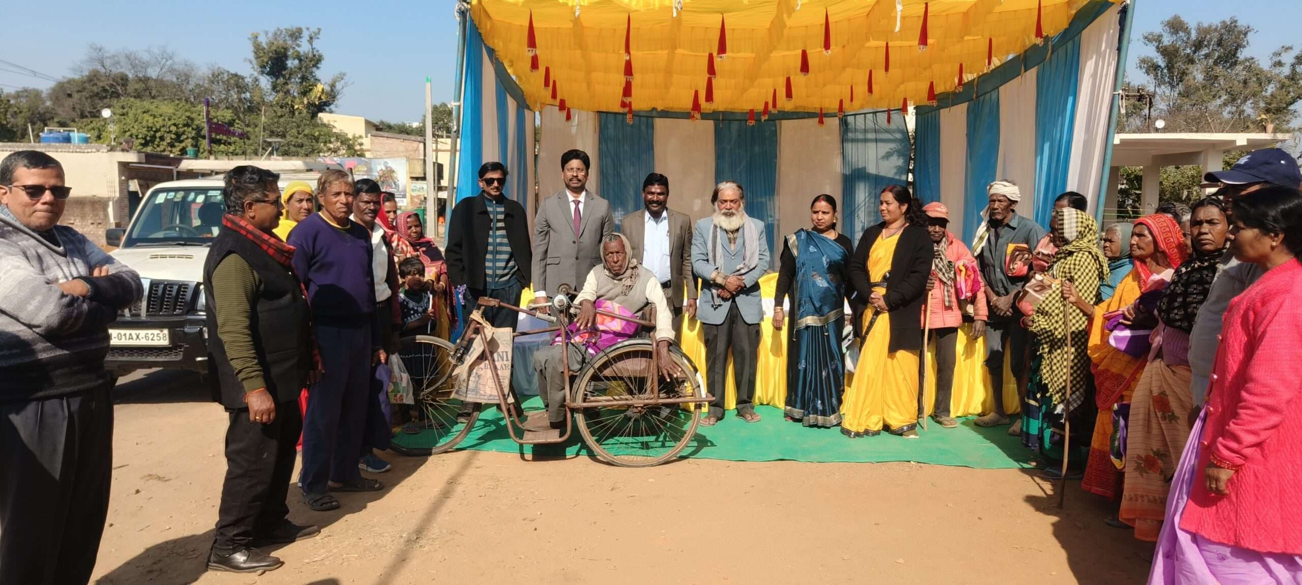 गरीब बच्चों को पाठ्य सामग्री व कंबल दियेे