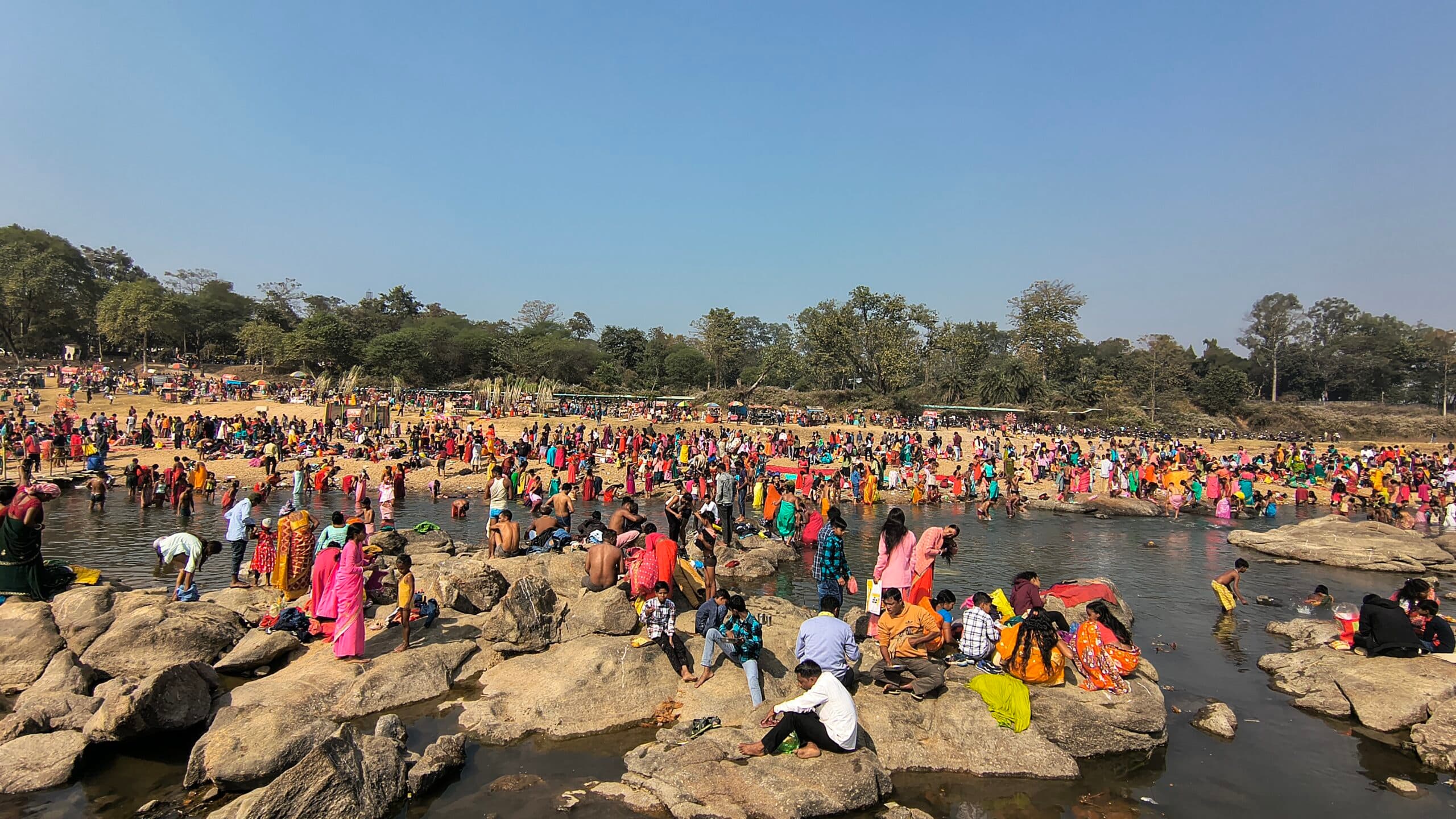 मकर संक्रांति के मौके पर हजारों श्रद्धालुओं ने डुबकी लगायी