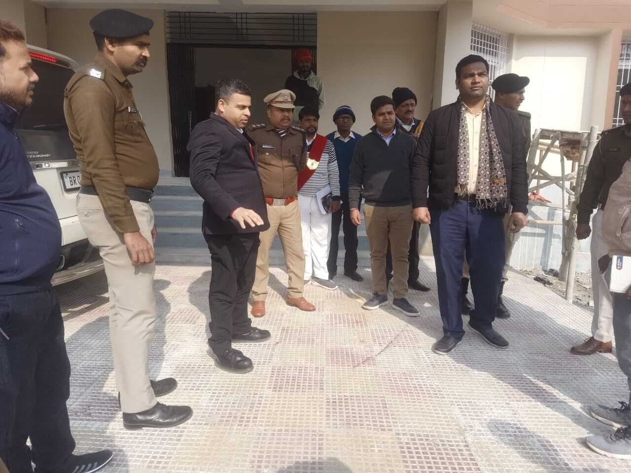 निर्माणाधीन थाना भवन का डीएम ने किया निरीक्षण