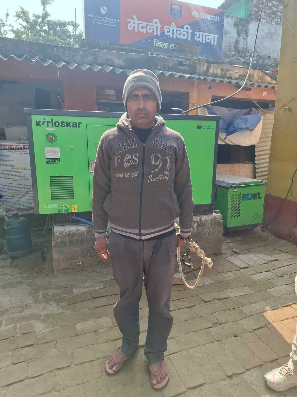 ढाई लीटर देसी शराब के साथ तस्कर गिरफ्तार