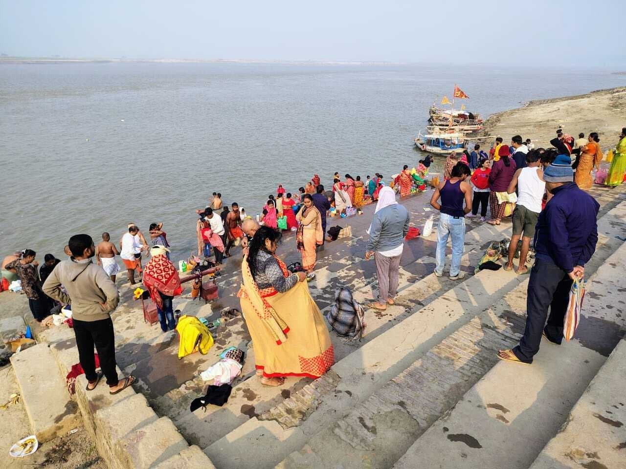 मुंगेर में मकर संक्रांति की धूम. गंगा के तटों और गर्म कुंडों पर उमड़ा श्रद्धा का सैलाब