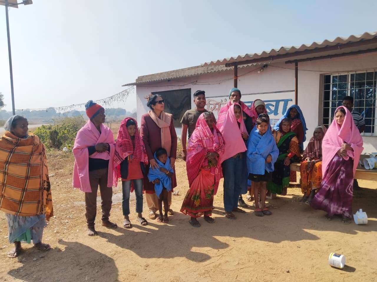 जरूरतमंदों के बीच कंबल का किया गया वितरण