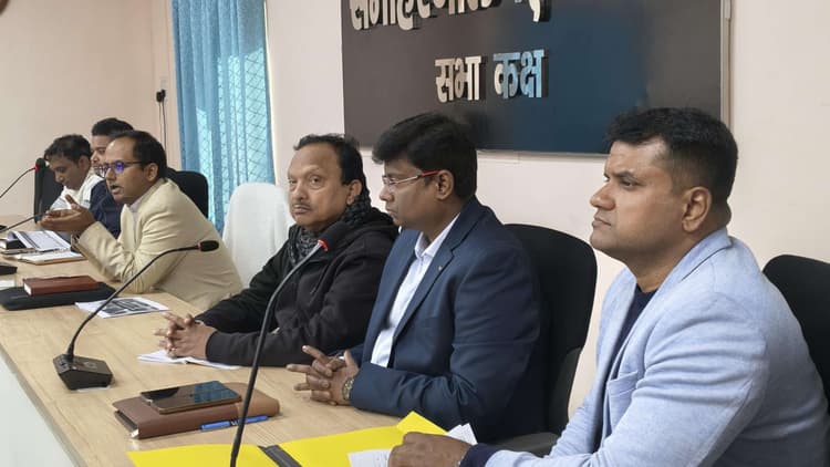 विकास व निर्माणाधीन परियोजनाओं को समय से करें पूरा : डीएम