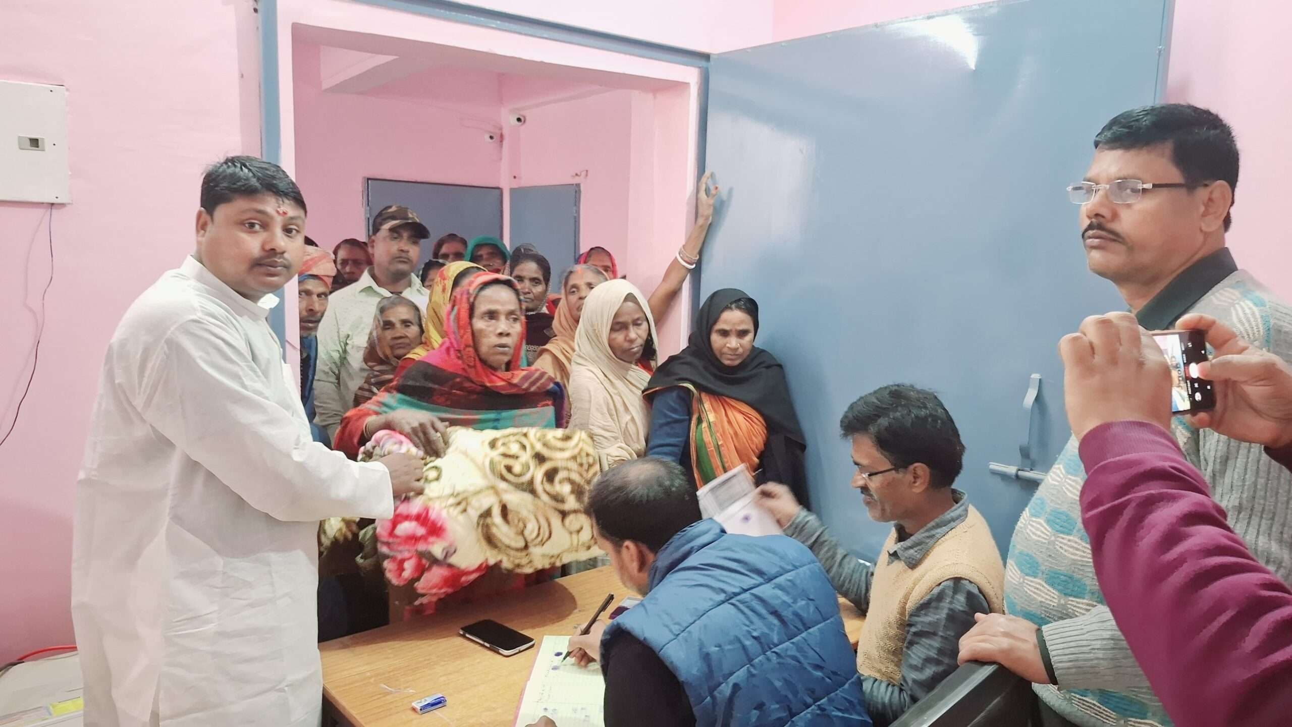 नपं के सौजन्य से 300 गरीबों के बीच कंबल वितरित