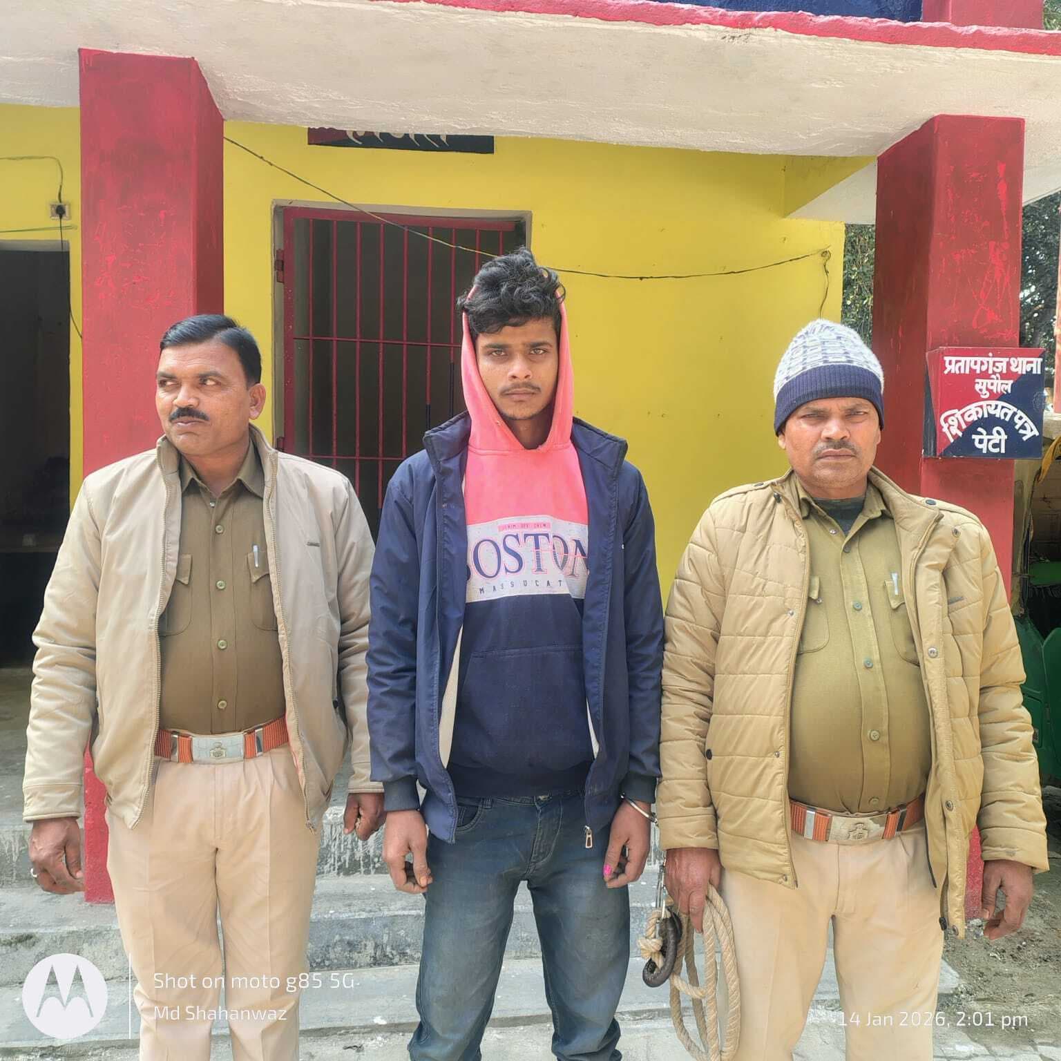 76 बोतल शराब के साथ बाइक सवार तस्कर गिरफ्तार