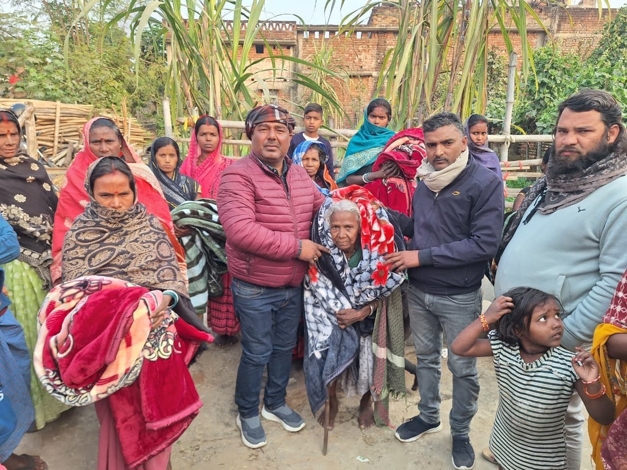 मुखिया प्रतिनिधि ने असहायों के बीच किया कंबल वितरण