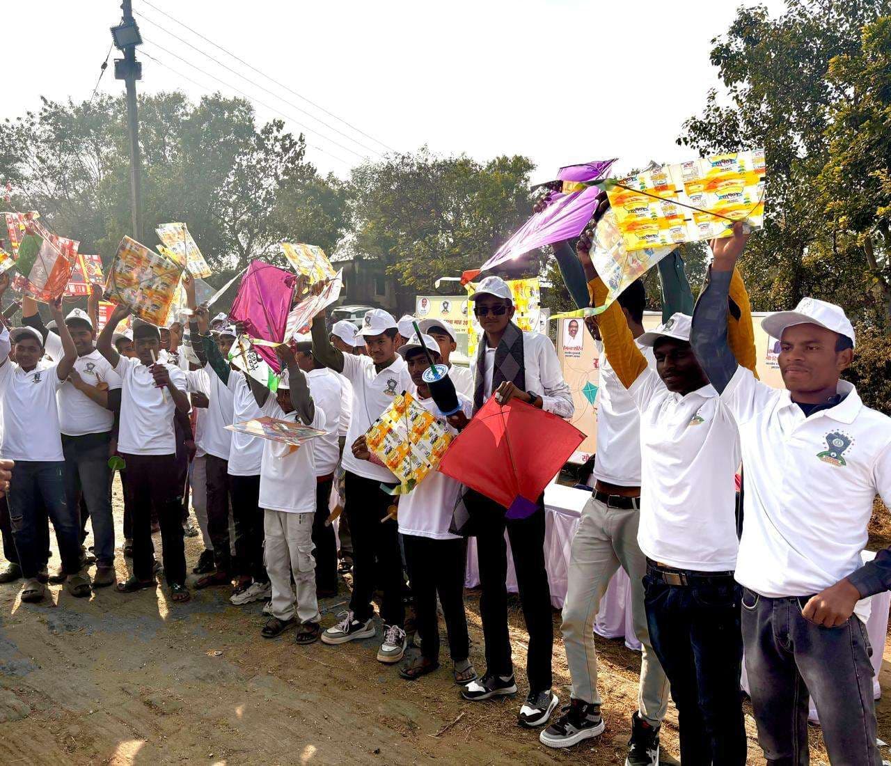 Deoghar news : सड़क सुरक्षा का संदेश देने वाली पतंगें उड़ायीं, युवाओं ने ट्रैफिक नियमों के पालन का लिया संकल्प