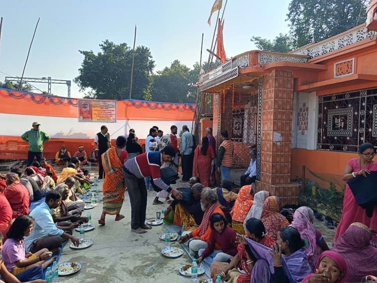 वृद्धजनों के बीच प्रसाद व कंबल वितरित