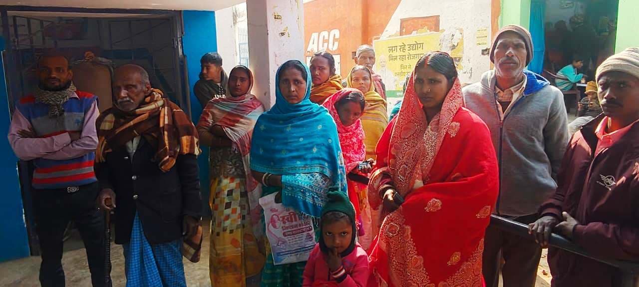 आधार सेंटर पर संचालक की मनमानी से लाभार्थी परेशान