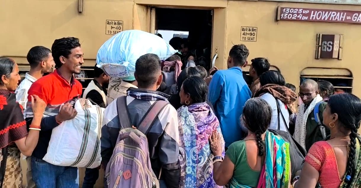 मकर संक्रांति पर गंगा स्नान के लिए ट्रेनों में रही भारी भीड़