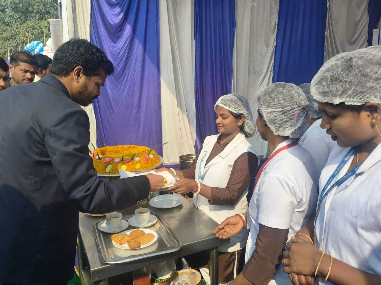 डीएम ने जीविका दीदियों के उत्पादों से सजे स्टॉल का किया भ्रमण