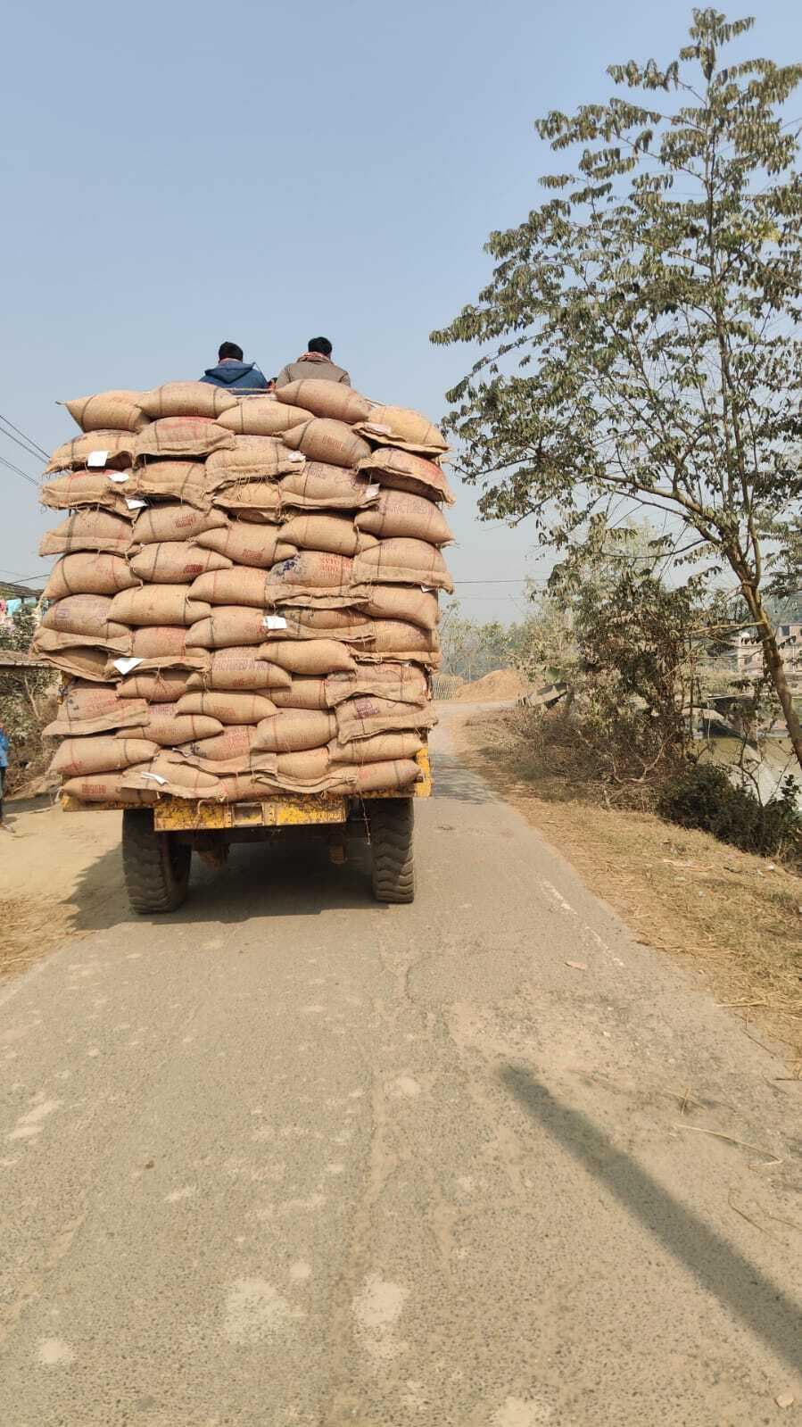 सड़क पर दौड़ रही ''''सरकारी'''' ओवरलोडिंग, मौत के ढ़ेर पर बैठ रहे मजदूर