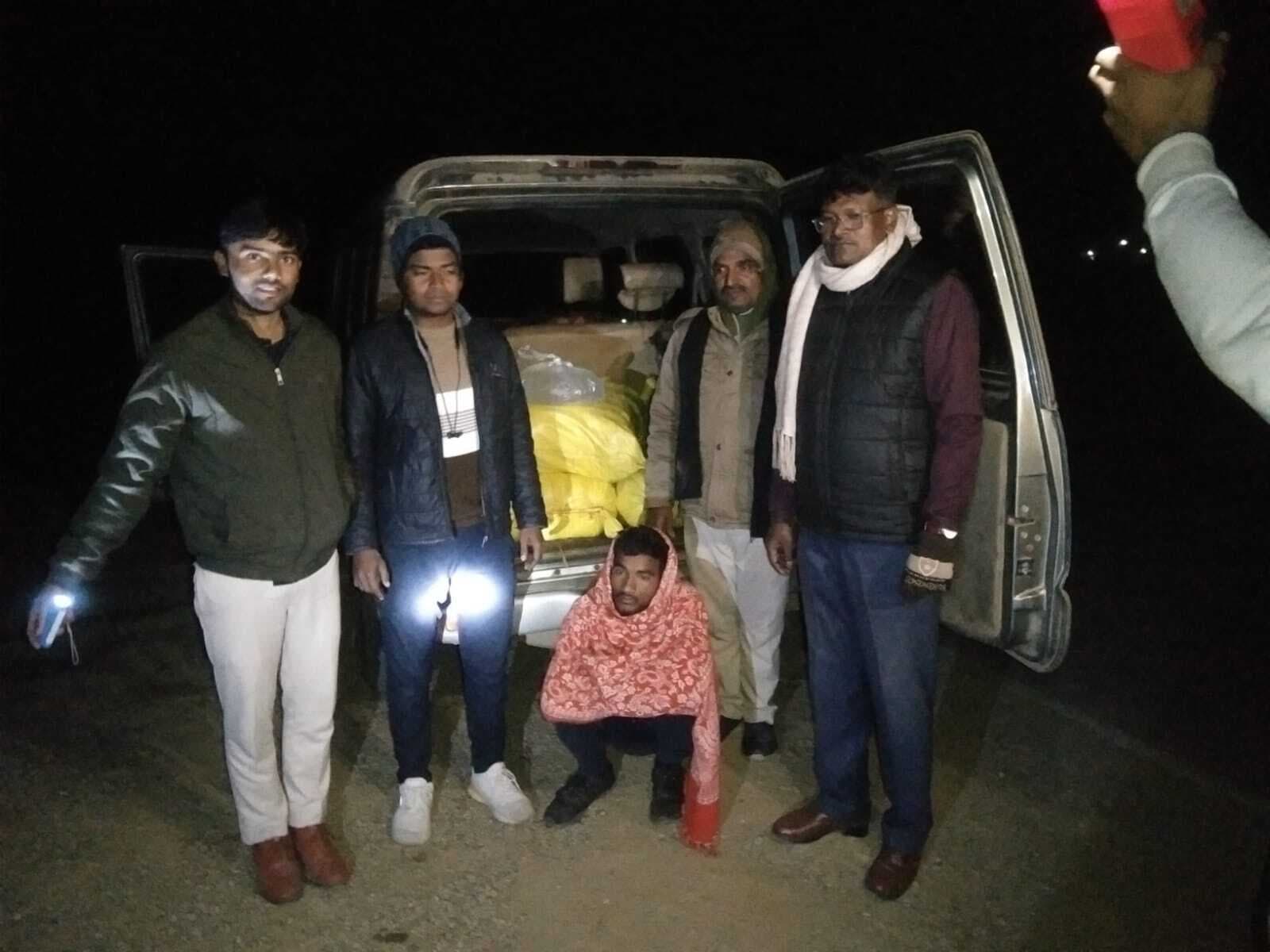 300 लीटर महुआ शराब समेत वाहन जब्त, तीन तस्कर व एक किशोर पकड़ाया