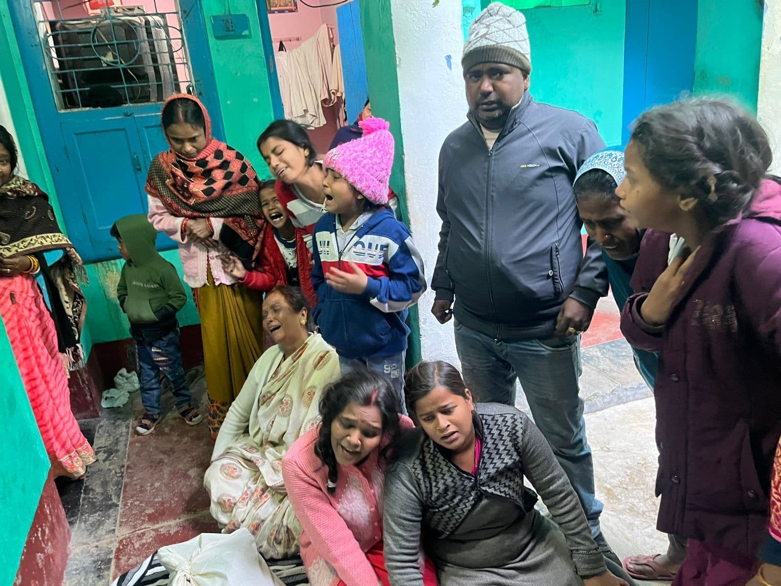 बाइक के धक्के से सड़क पार कर रहे होटल संचालक की मौत