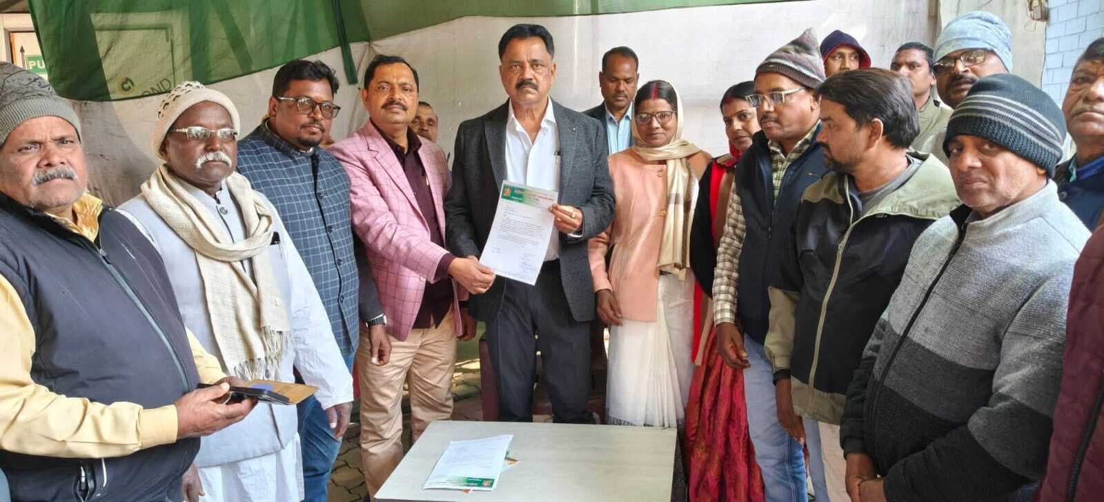 Giridih News :नाई समाज ने नगर विकास मंत्री को सौंपा ज्ञापन