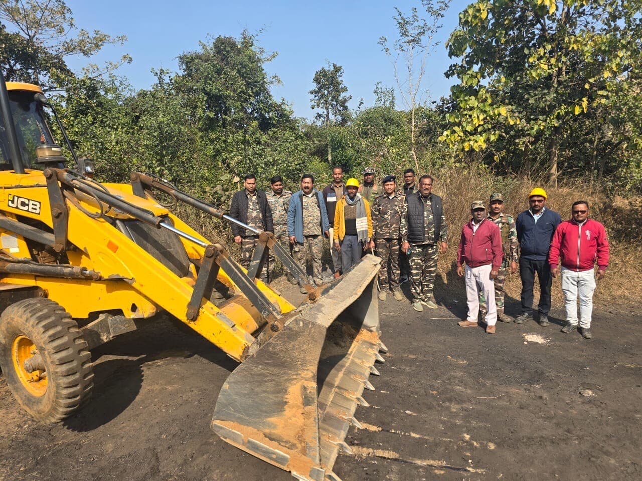 Giridih News :पुलिस ने करायी एक दर्जन खंतों की भरायी