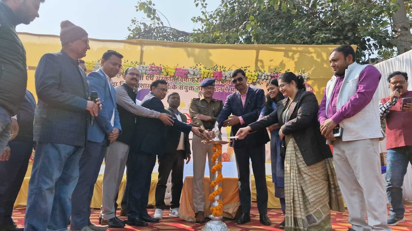 सेना आकृति वाली पतंग उड़ा डीएम-एसपी ने दिया राष्ट्रभक्ति का संदेश