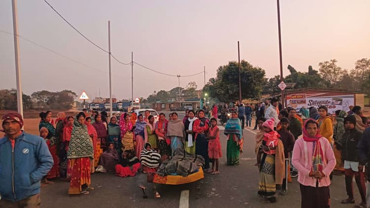Bokaro News : इलाजरत युवक की मौत, शव के साथ ग्रामीणों ने किया रोड जाम