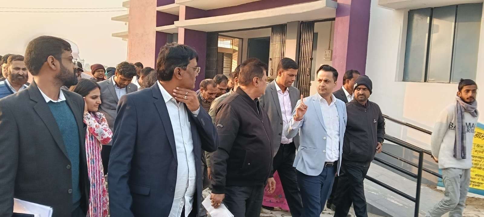 Madhubani News : डीएम ने झंझारपुर अनुमंडल अस्पताल व मिथिला हाट का लिया जायजा