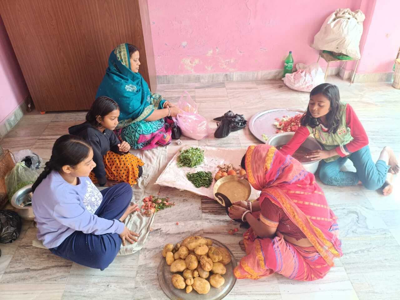 लोगों ने स्नान-दान कर मकर संक्रांति का त्योहार मनाया, तिल-चावल का प्रसाद बांटा