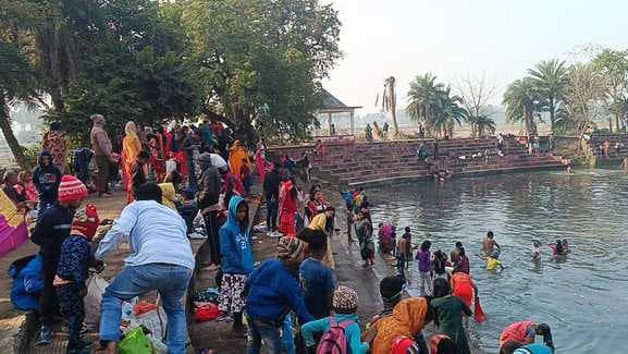 पोड़ैयाहाट में मकर संक्रांति पर निर्झर तालाब में हुआ श्रद्धालुओं का उत्सव