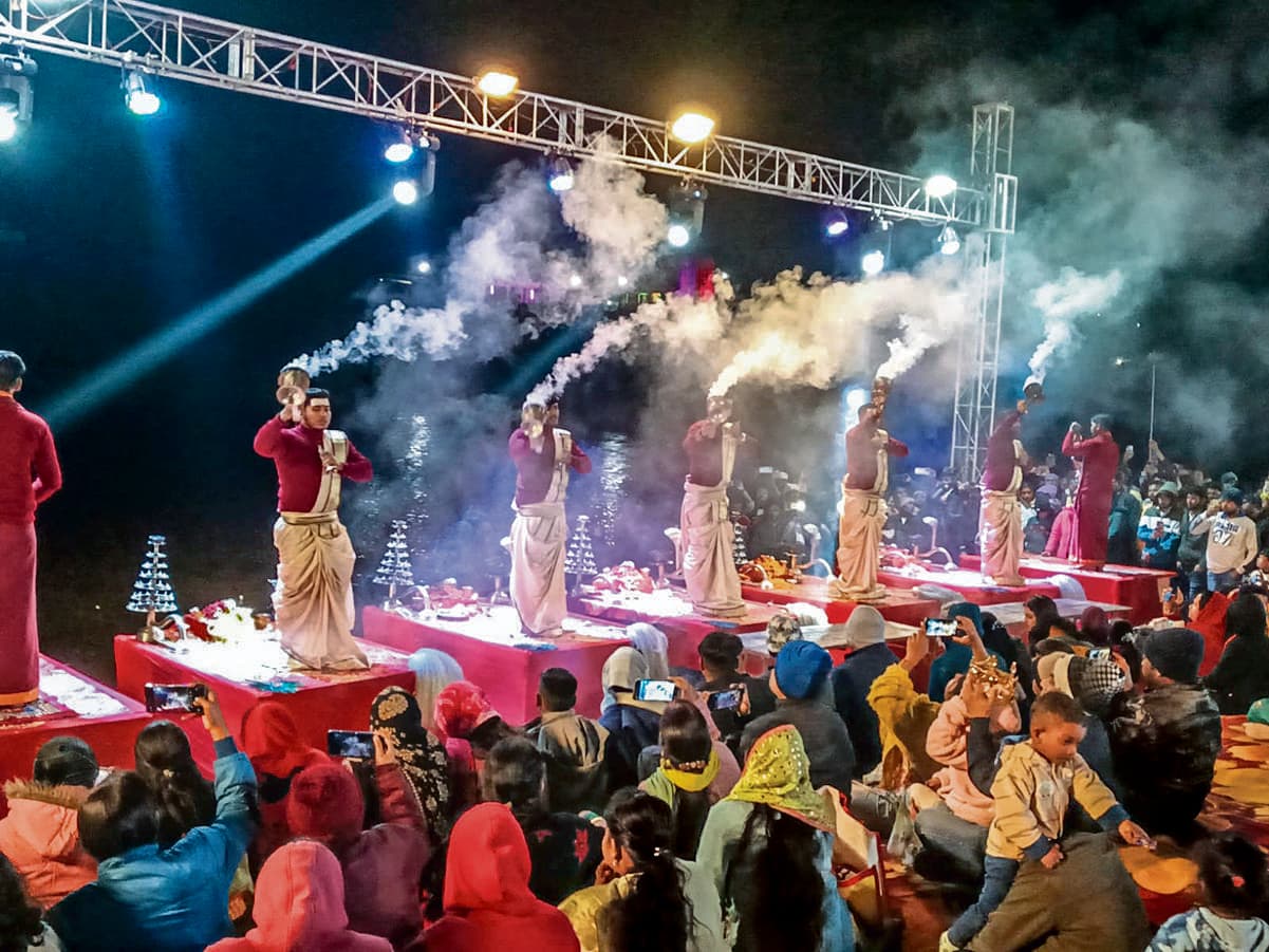 Chaibasa News : वैतरणी तट पर महागंगा आरती, वैदिक मंत्रों से गूंजा तट